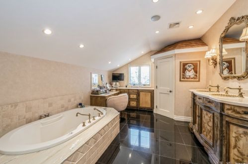 1045 Channel Dr, Hewlett NY  11557-2616 exterior