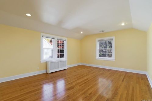 9 Avondale Rd, White Plains NY  10605-4101 exterior