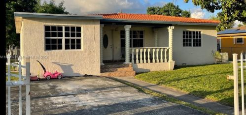 945 104th St, Miami, FL 33150-1043