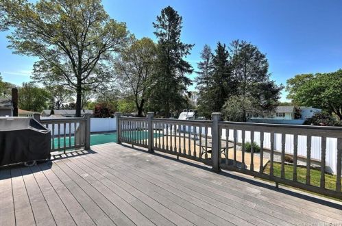 51 Westwood Rd, Milford CT  06461-2752 exterior