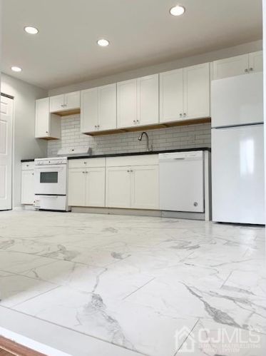 1338 Cricket Ln, Woodbridge, NJ 07095-4404