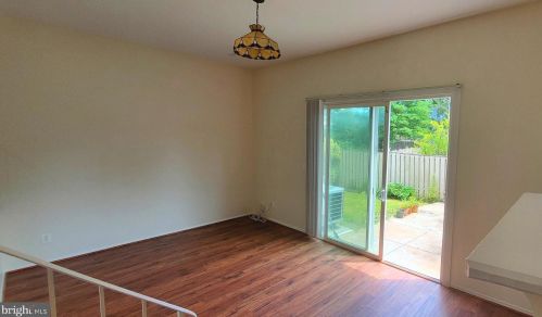 425 Reneau Way, Herndon VA  20170-4521 exterior