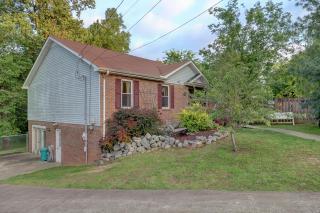 3401 Oak Lawn Dr, Clarksville, TN 37042-5898