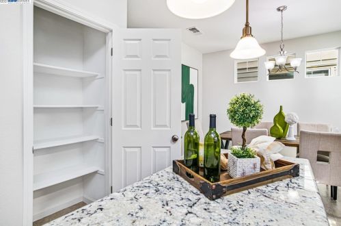 7056 Mariposa Ln, Pleasanton CA  94568-2569 exterior