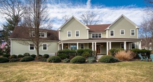 40 Ledgewood Dr, Cohasset, MA 02025-2142