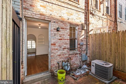 1030 31st St, Washington DC  20007-4405 exterior