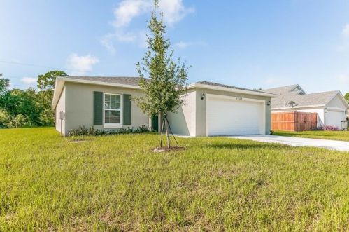 1050 Janar Ave, Fort Pierce, FL 34953-7213