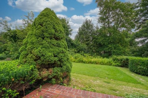 32 Maple View Dr, Waterbury CT  06716-1643 exterior