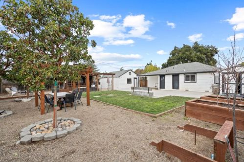 3130 Airline Hwy, Hollister CA  95023-9725 exterior