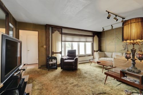 516 Lariat Ln, Bethpage NY  11714-4018 exterior