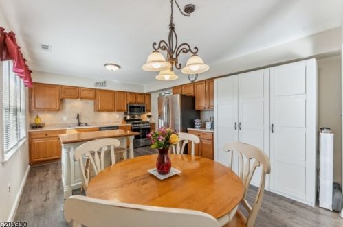 6 Devonshire Ct, Flemington NJ  08822-1813 exterior