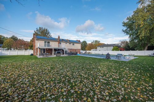 28 Hammond Rd, Elwood NY  11731-4810 exterior