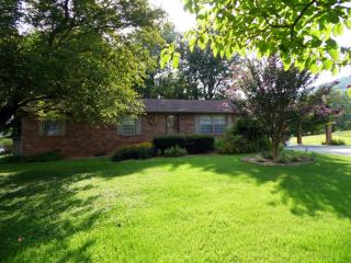 930 Hilltop Dr, Jacksboro, TN 37757-2037