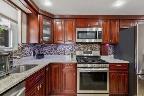 2543 Tiemann Ave, Bronx NY  10469-6111 exterior