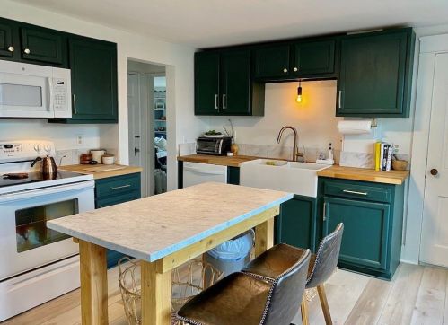 99 Maple Ave, Middletown RI  02842-4834 exterior