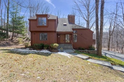 122 Apple Valley Rd, Stamford, CT 06903-1331