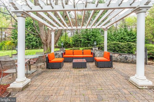 10108 Nedra Dr, Great Falls VA  22066-2835 exterior