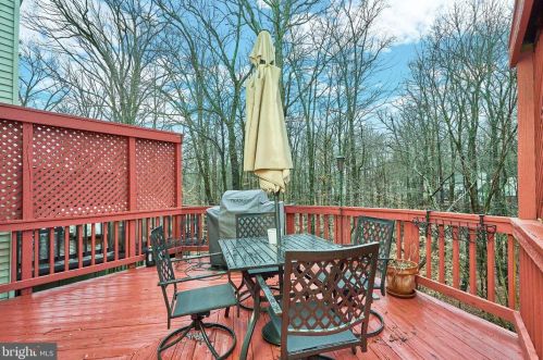 6740 Sunset Woods Ct, Springfield VA  22015-4241 exterior