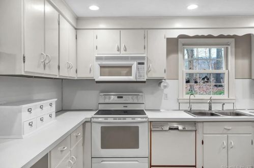 43 Walnut Ln, Northford CT  06472-1128 exterior