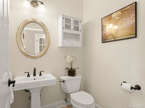 17 Roseview Ct, Bridgeport CT  06611-2078 exterior