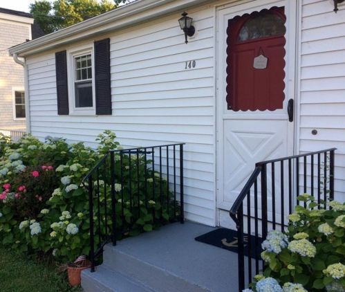 140 Renfrew Ave, Middletown, RI 02842-5837