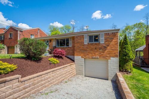 1528 Washington Ave, Library, PA 15129-9644