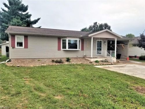 930 Belrock Ave, Belpre, OH 45714-1347