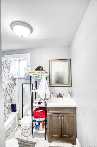 8 Jetland Pl, Bridgeport CT  06605-3318 exterior