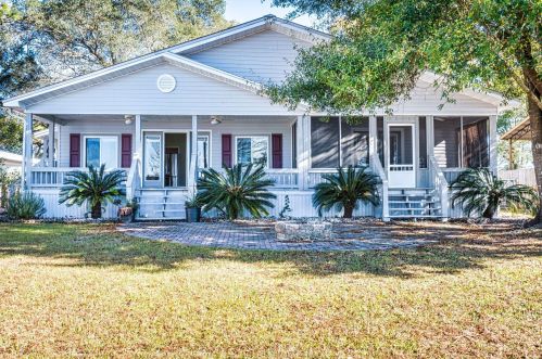 924 Paradise Island Dr, Defuniak Springs, FL 32433-7076