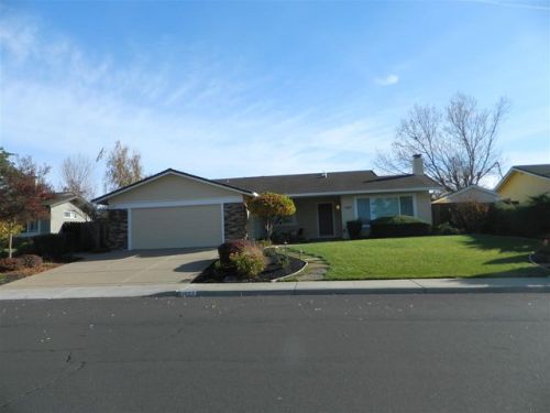 1027 Cromwell St, Livermore CA  94551-1724 exterior