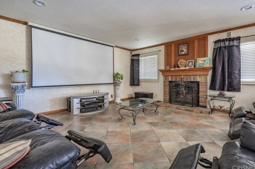 2828 Inyo Cir, Simi Valley CA 93063-2002 exterior