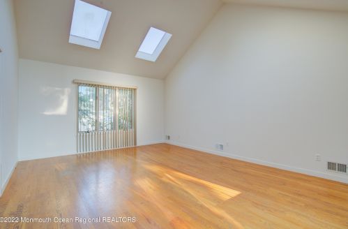 24 Diane Dr, Bricktown, NJ 08724-4367