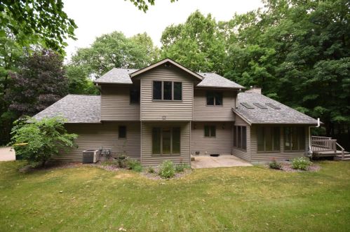 111 Forest View Dr, Slinger, WI 53086-9508