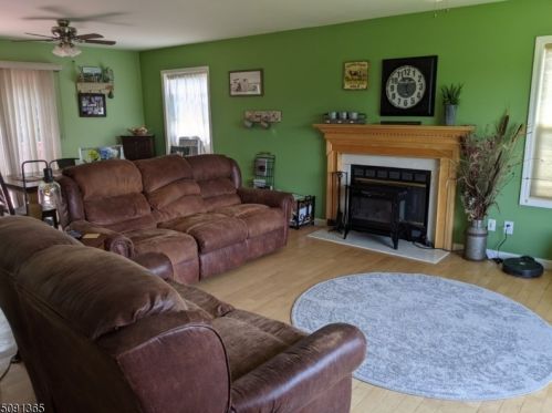 8 Glory Ln, Wantage NJ  07461-3233 exterior