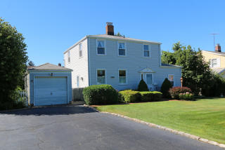 162 Manchester St, Westbury, NY 11590-1846