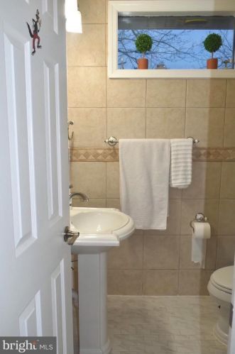 6305 Pioneer Dr, Springfield VA  22150-1623 exterior
