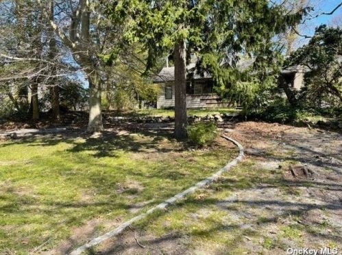 7 Huntington Rd, Scotts Beach, NY 11789-1633