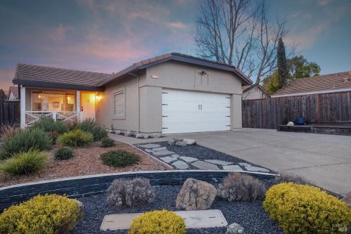 1056 Esparto Ct, Windsor CA  95492-7807 exterior