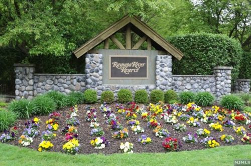 44 Hunters Run, Oakland NJ  07436-2344 exterior