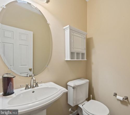 8168 Gilroy Dr, Lorton VA 22079-2936 exterior