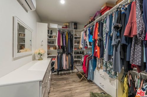 18004 Collins St, Van Nuys CA 91316-1032 exterior