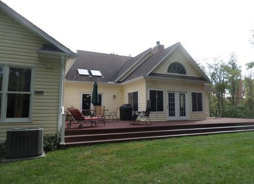8320 Gulf Rd, North East, PA 16428-4308