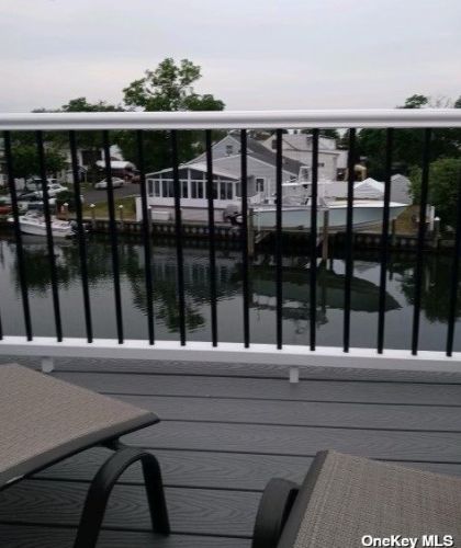 695 9th St, North Lindenhurst NY  11757-5543 exterior