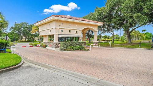 5904 Bayview Cir, Saint Petersburg FL  33707-3930 exterior