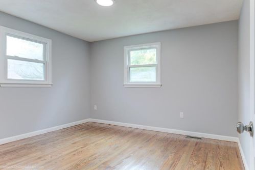 121 Fir Ave, Tiverton RI  02878-1640 exterior