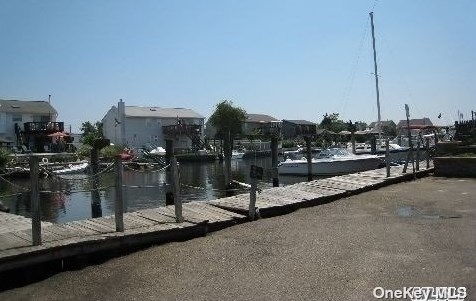 825 Walnut St, North Lindenhurst NY  11757-4734 exterior