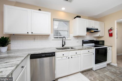 106 Alexander Rd, Beverly NJ  08010-3112 exterior