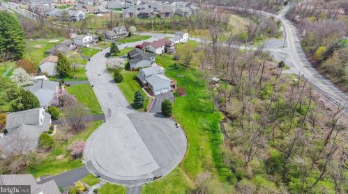 5805 Hillsborough Ct, Harrisburg PA  17111-4736 exterior