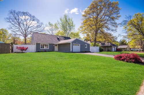 59 Sand Ln, Hauppauge, NY 11749-1730