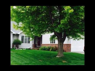 913 Ronan Dr, Hastings, NE 68901-4100